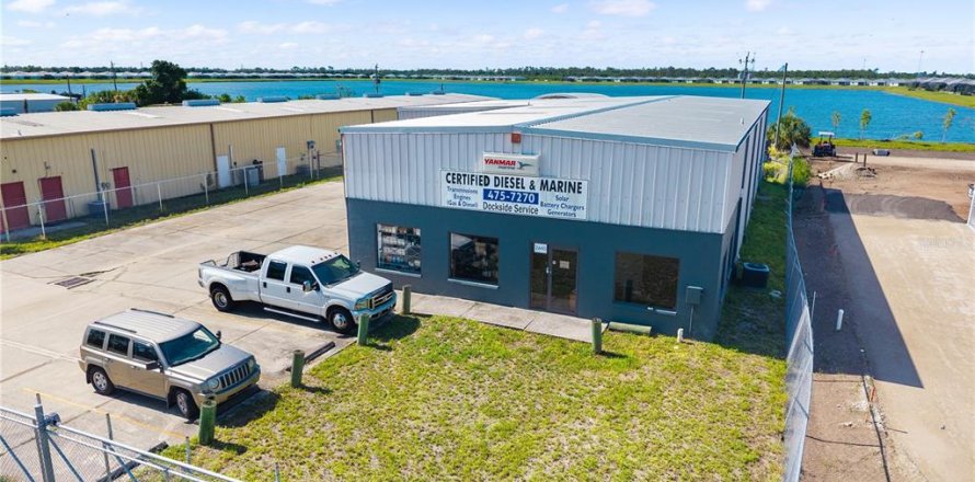 Commercial property in Englewood, Florida 74.32 sq.m. № 2131145