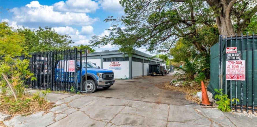 Commercial property in Miami, Florida № 1783822