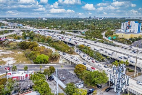 Commercial property in Miami, Florida № 1783822 - photo 16
