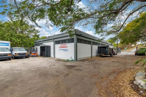 Commercial property in Miami, Florida № 1783822 - photo 2