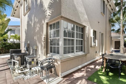 House in Sunny Isles Beach, Florida 5 bedrooms, 305.74 sq.m. № 2011785 - photo 14