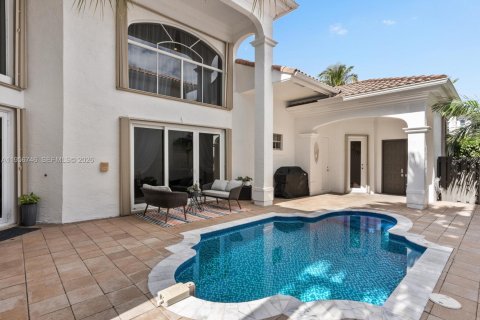 House in Sunny Isles Beach, Florida 5 bedrooms, 305.74 sq.m. № 2011785 - photo 6