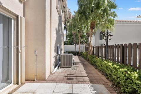 House in Sunny Isles Beach, Florida 5 bedrooms, 305.74 sq.m. № 2011785 - photo 16