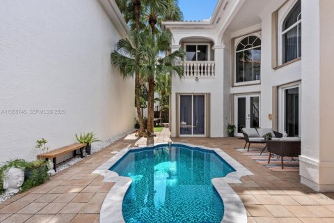 House in Sunny Isles Beach, Florida 5 bedrooms, 305.74 sq.m. № 2011785 - photo 7