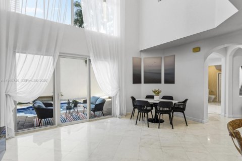 House in Sunny Isles Beach, Florida 5 bedrooms, 305.74 sq.m. № 2011785 - photo 25
