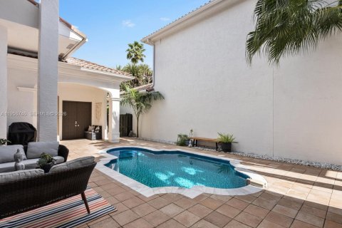 House in Sunny Isles Beach, Florida 5 bedrooms, 305.74 sq.m. № 2011785 - photo 9