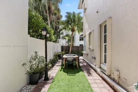 House in Sunny Isles Beach, Florida 5 bedrooms, 305.74 sq.m. № 2011785 - photo 12