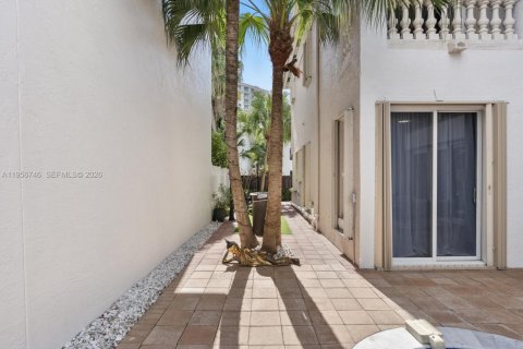 House in Sunny Isles Beach, Florida 5 bedrooms, 305.74 sq.m. № 2011785 - photo 11