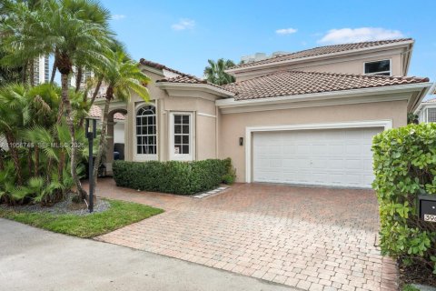 House in Sunny Isles Beach, Florida 5 bedrooms, 305.74 sq.m. № 2011785 - photo 2