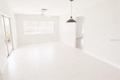 Villa ou maison à louer à Sarasota, Floride: 3 chambres, 121.79 m2 № 2222087 - photo 13