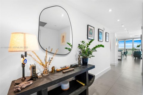 Condo in Miami, Florida, 3 bedrooms № 1984295 - photo 4