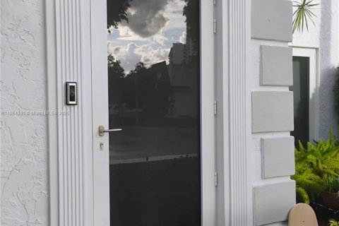 Townhouse in Hallandale Beach, Florida 2 bedrooms, 167.04 sq.m. № 1963380 - photo 2