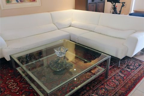 Townhouse in Hallandale Beach, Florida 2 bedrooms, 167.04 sq.m. № 1963380 - photo 9