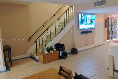 Townhouse in Hallandale Beach, Florida 2 bedrooms, 167.04 sq.m. № 1963380 - photo 7