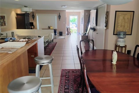 Townhouse in Hallandale Beach, Florida 2 bedrooms, 167.04 sq.m. № 1963380 - photo 27