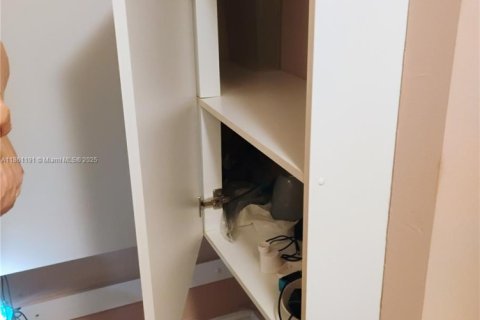 Townhouse in Hallandale Beach, Florida 2 bedrooms, 167.04 sq.m. № 1963380 - photo 30