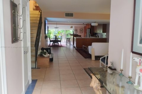 Townhouse in Hallandale Beach, Florida 2 bedrooms, 167.04 sq.m. № 1963380 - photo 5