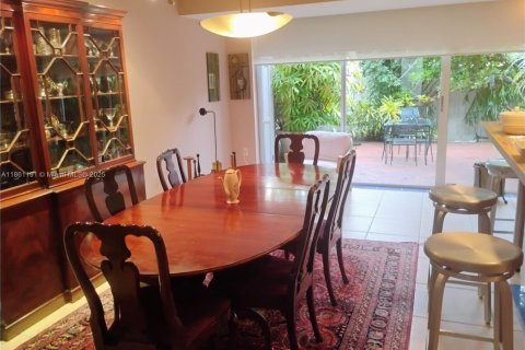 Townhouse in Hallandale Beach, Florida 2 bedrooms, 167.04 sq.m. № 1963380 - photo 13