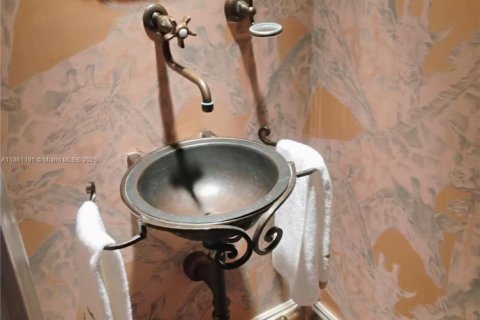 Townhouse in Hallandale Beach, Florida 2 bedrooms, 167.04 sq.m. № 1963380 - photo 8