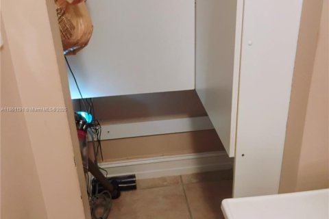 Townhouse in Hallandale Beach, Florida 2 bedrooms, 167.04 sq.m. № 1963380 - photo 29