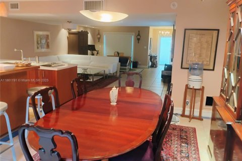 Townhouse in Hallandale Beach, Florida 2 bedrooms, 167.04 sq.m. № 1963380 - photo 14