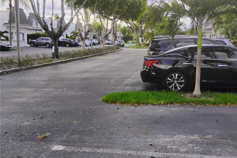 Townhouse in Hallandale Beach, Florida 2 bedrooms, 167.04 sq.m. № 1963380 - photo 3