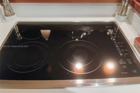 Townhouse in Hallandale Beach, Florida 2 bedrooms, 167.04 sq.m. № 1963380 - photo 25