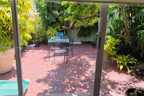 Townhouse in Hallandale Beach, Florida 2 bedrooms, 167.04 sq.m. № 1963380 - photo 12