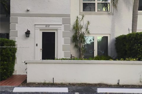 Townhouse in Hallandale Beach, Florida 2 bedrooms, 167.04 sq.m. № 1963380 - photo 1