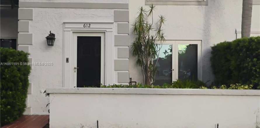 Townhouse in Hallandale Beach, Florida 2 bedrooms, 167.04 sq.m. № 1963380