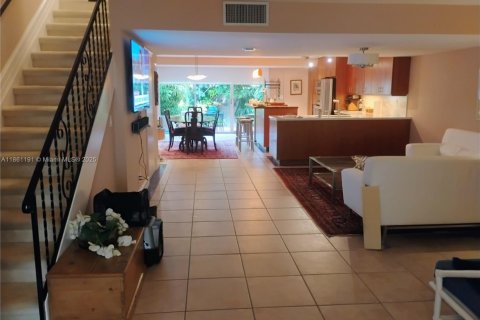 Townhouse in Hallandale Beach, Florida 2 bedrooms, 167.04 sq.m. № 1963380 - photo 6