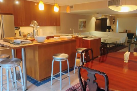 Townhouse in Hallandale Beach, Florida 2 bedrooms, 167.04 sq.m. № 1963380 - photo 15