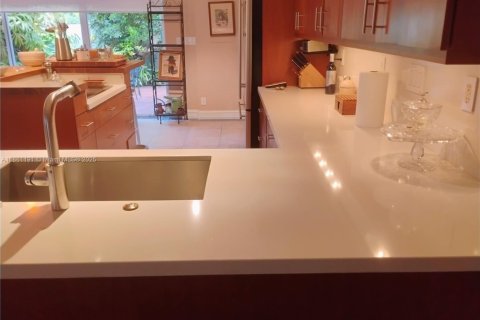 Townhouse in Hallandale Beach, Florida 2 bedrooms, 167.04 sq.m. № 1963380 - photo 16