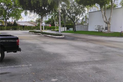 Townhouse in Hallandale Beach, Florida 2 bedrooms, 167.04 sq.m. № 1963380 - photo 4