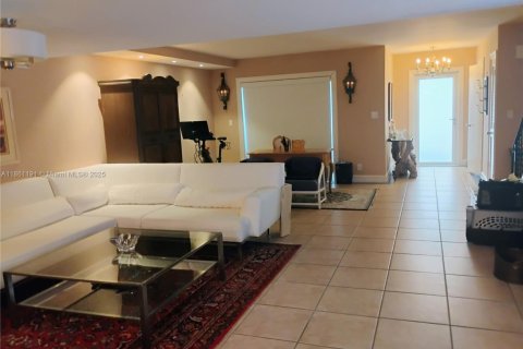 Townhouse in Hallandale Beach, Florida 2 bedrooms, 167.04 sq.m. № 1963380 - photo 10