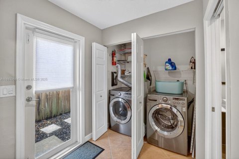 House in Oakland Park, Florida 2 bedrooms, 108.32 sq.m. № 1930673 - photo 21