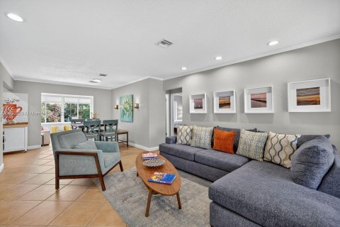 House in Oakland Park, Florida 2 bedrooms, 108.32 sq.m. № 1930673 - photo 11