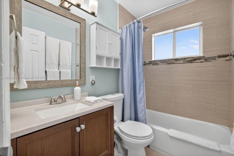 House in Oakland Park, Florida 2 bedrooms, 108.32 sq.m. № 1930673 - photo 24