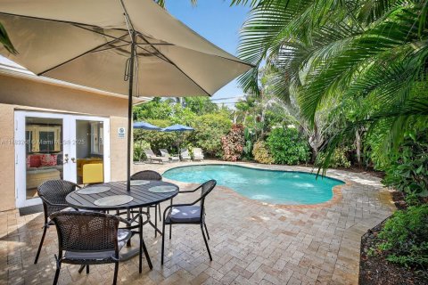 House in Oakland Park, Florida 2 bedrooms, 108.32 sq.m. № 1930673 - photo 1