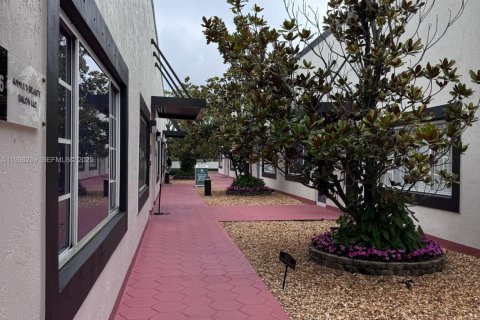 Immobilier commercial à vendre à Doral, Floride № 1994264 - photo 24