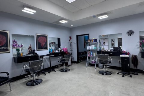 Immobilier commercial à vendre à Doral, Floride № 1994264 - photo 2