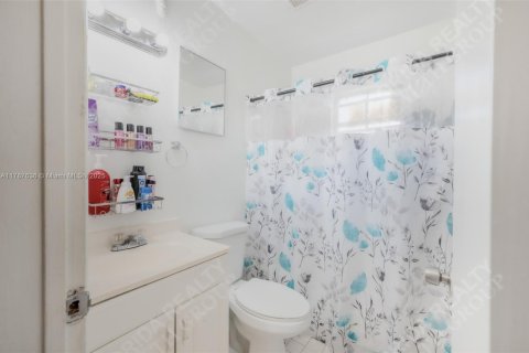 Commercial property in West Park, Florida 148.64 sq.m. № 1741702 - photo 16