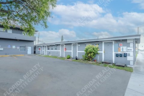 Commercial property in West Park, Florida 148.64 sq.m. № 1741702 - photo 6