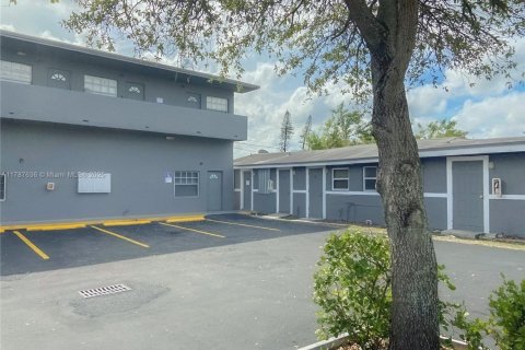 Commercial property in West Park, Florida 148.64 sq.m. № 1741702 - photo 13