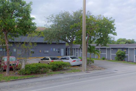 Commercial property in West Park, Florida 148.64 sq.m. № 1741702 - photo 23