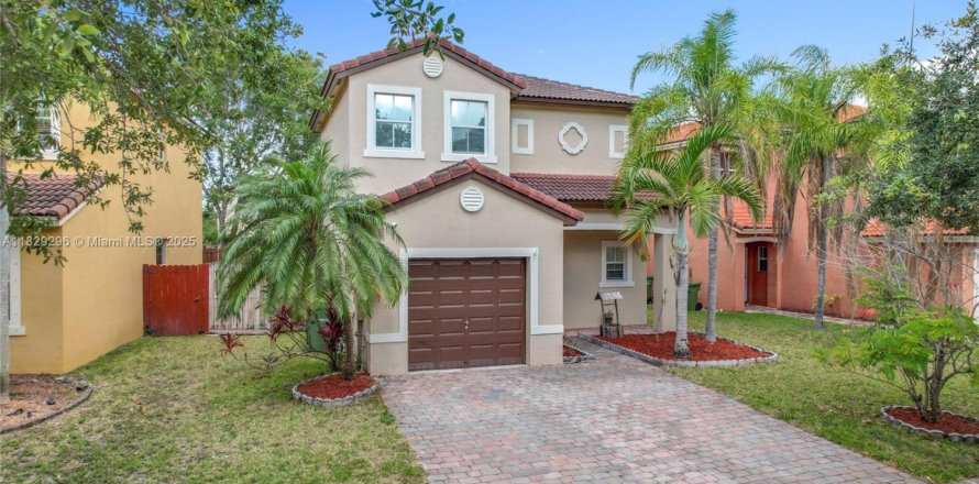 House in Homestead, Florida 3 bedrooms, 174.1 sq.m. № 1804320