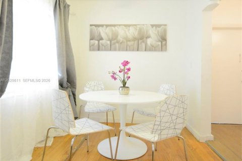 Estudio en el Condominio en Miami Beach, Florida  № 2257919
