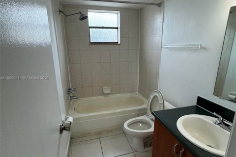 Снять в аренду кондоминиум в Окленд-Парк, Флорида 1 спальня, 38.28м2, № 2031392 - фото 2