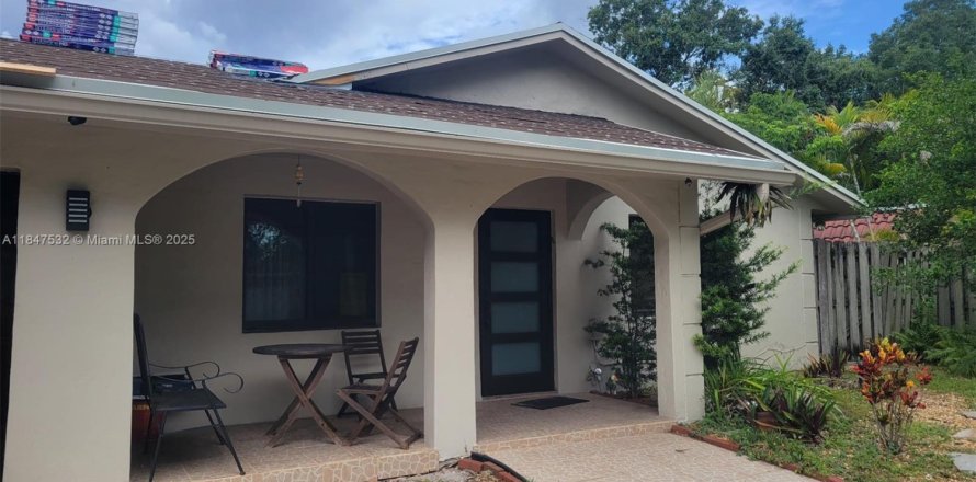 House in Fort Lauderdale, Florida 3 bedrooms, 153.1 sq.m. № 1847805