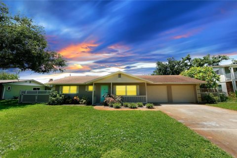 House in Bradenton, Florida 3 bedrooms, 128.76 sq.m. № 2134763 - photo 2